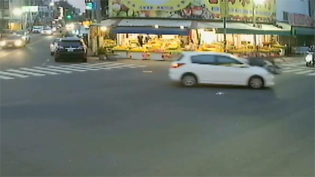 白色轎車疑似因A柱影響視線，直接撞上騎腳踏車的老翁。圖：台視新聞