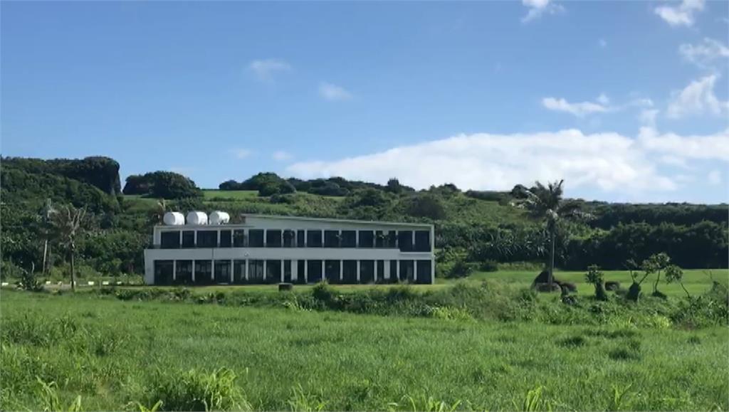 墾丁當地知名民宿坐落在草原上，搭配藍天白雲，讓人看了心曠神怡。圖／台視新聞