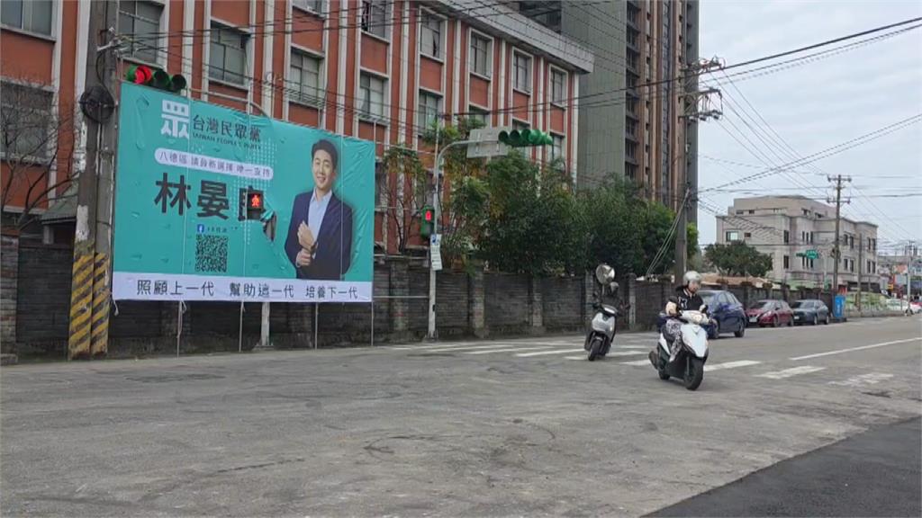 競選看板與紅綠燈融為一體？用路人直呼「太危險」 參選人道歉了