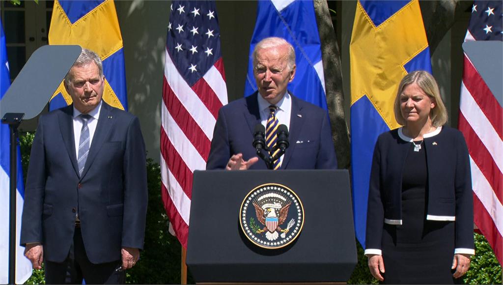 美國總統拜登（中）在白宮接見芬蘭總統尼尼斯托（左）以及瑞典總理安德森（右）。圖／翻攝自AP Direct