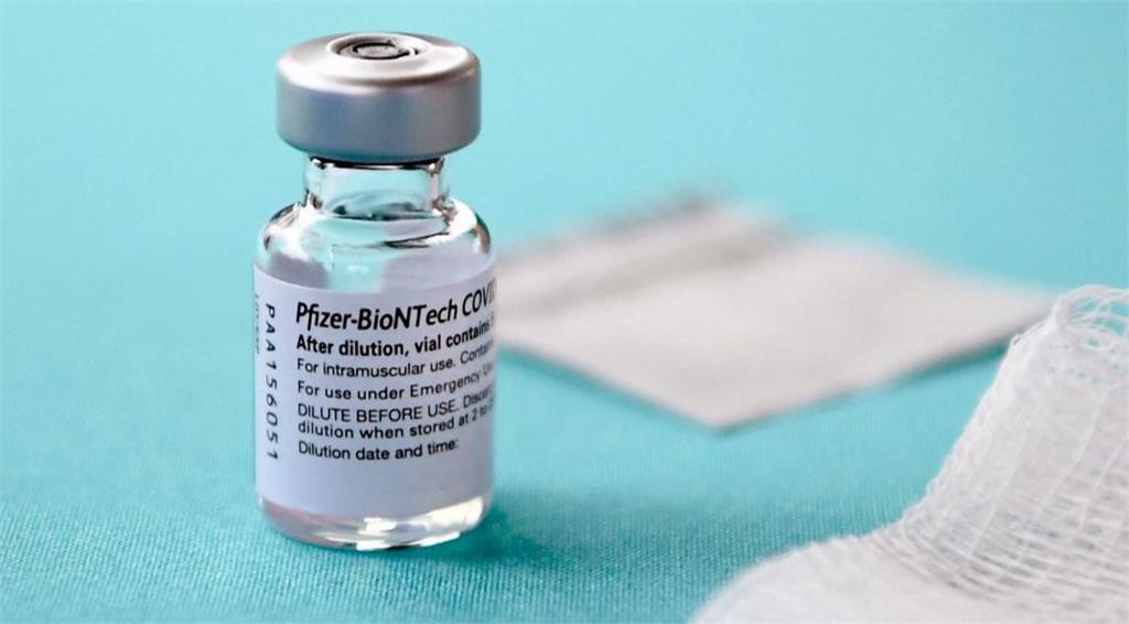 首批來台輝瑞疫苗標籤上有中文「復必泰」字樣。圖／台視新聞