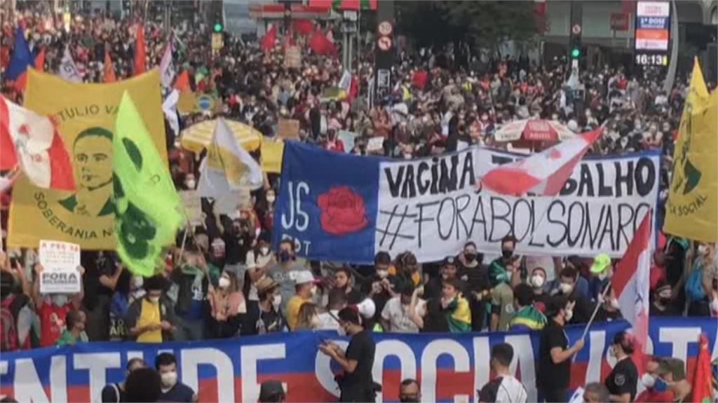 巴西數千人上街示威，要求總統波索納洛下台。圖／翻攝自AP Direct
