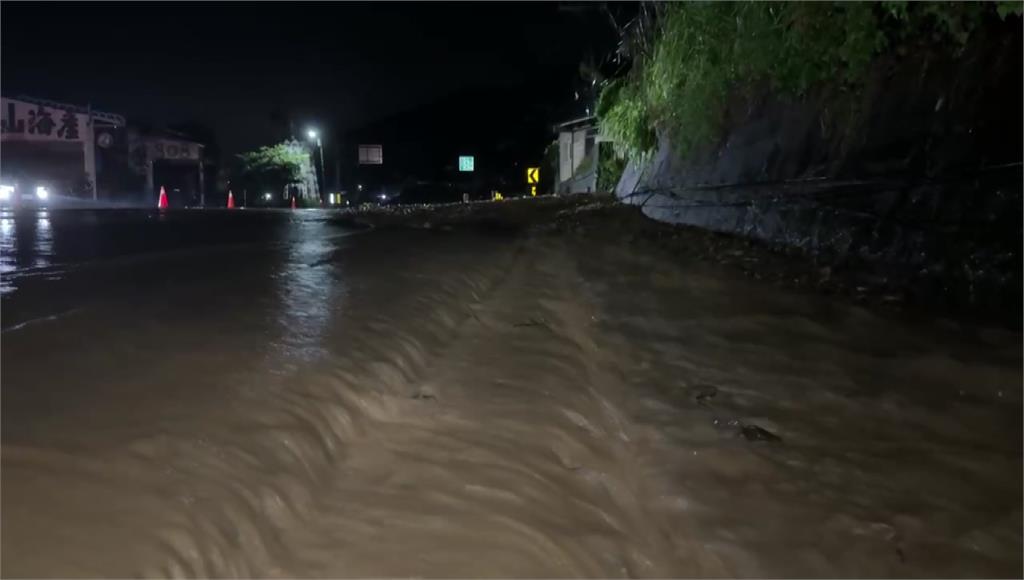野溪南迴溢流至南迴公路路面，南下封閉，調撥北上車道單線雙向通行。圖／台視新聞