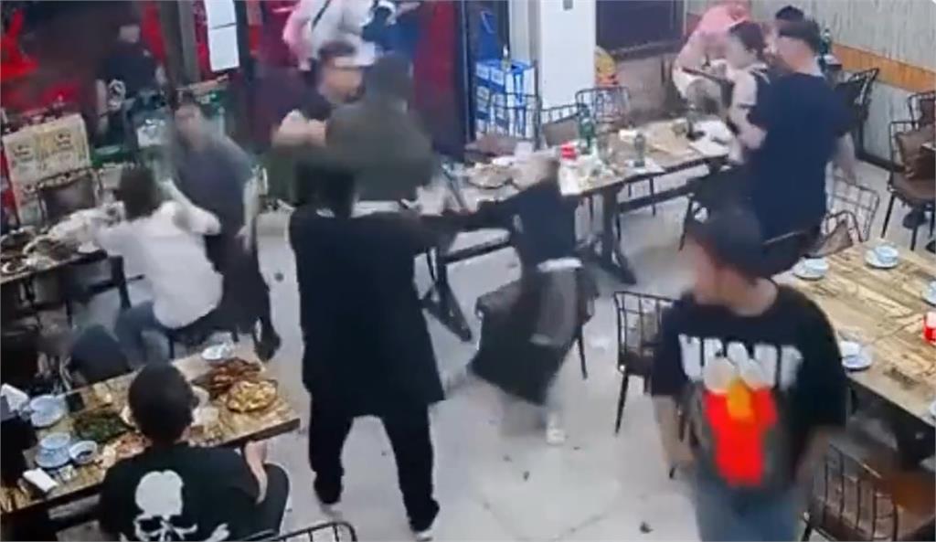 唐山燒烤店男客伸鹹豬手遭拒，9男圍毆2女畫面曝。圖／翻攝自微博