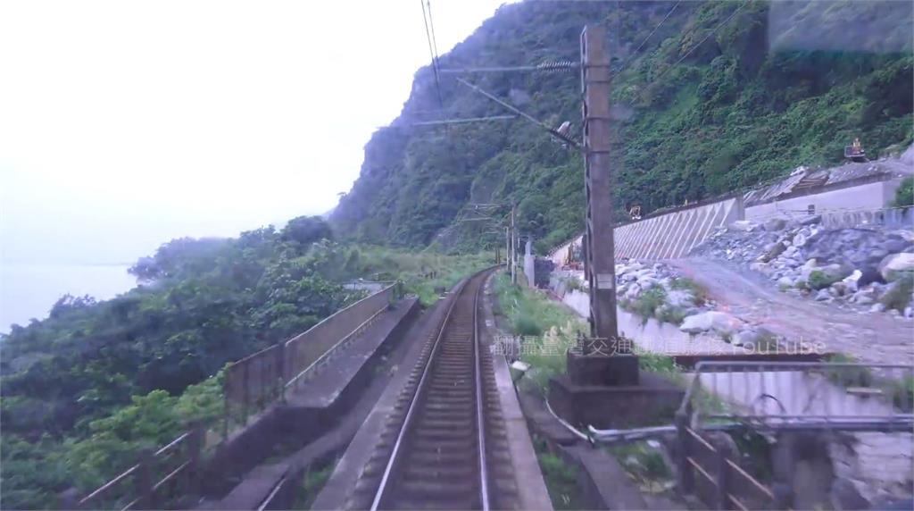 事發路段1月已有工程在進行，包商卻未在邊坡設置安全圍籬。圖／翻攝自YouTube@臺灣交通鐵道影像