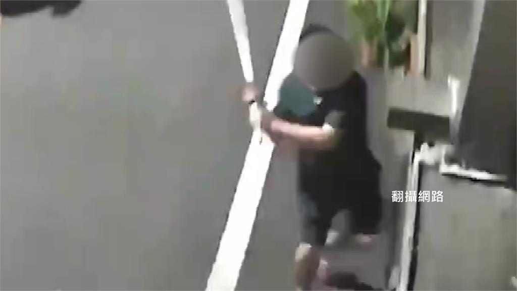彰化一名男子疑似因不滿遭討債及提告，夥同他人深夜砸屋洩憤。圖／翻攝自網路