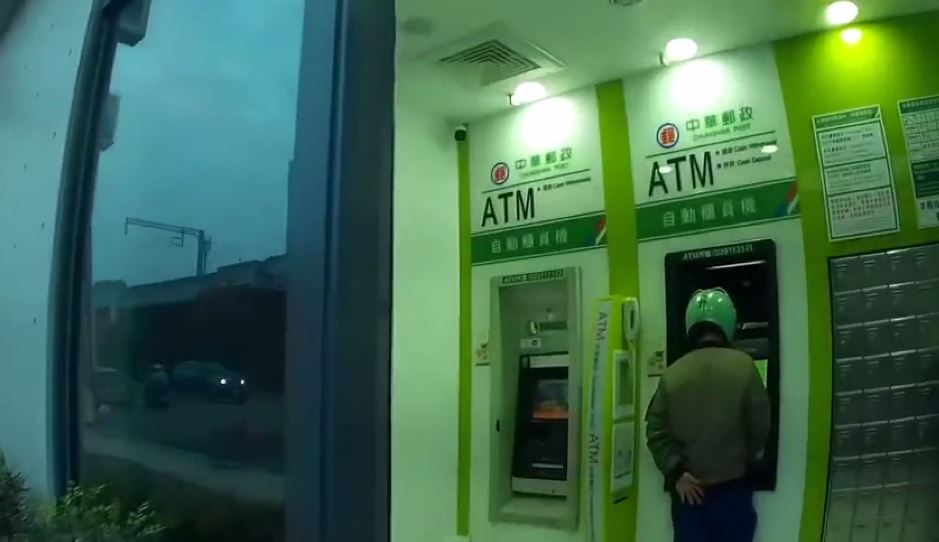 兩名員警前往郵局阻止男子操作ATM。圖：台視新聞