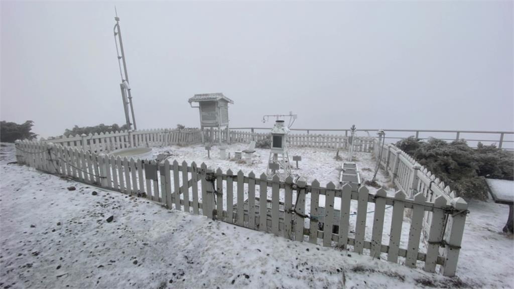 玉山主峰今日兩度降冰霰。圖／台視新聞