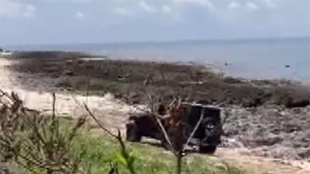 民眾拍下吉普車闖進「砂島保護區」旁的沙灘行駛。圖／台視新聞