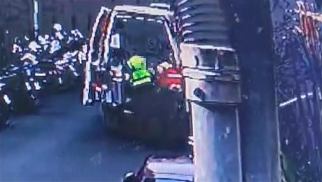 驚悚濺血案！見警搜住家 男竟激動持剪刀自傷刺頸