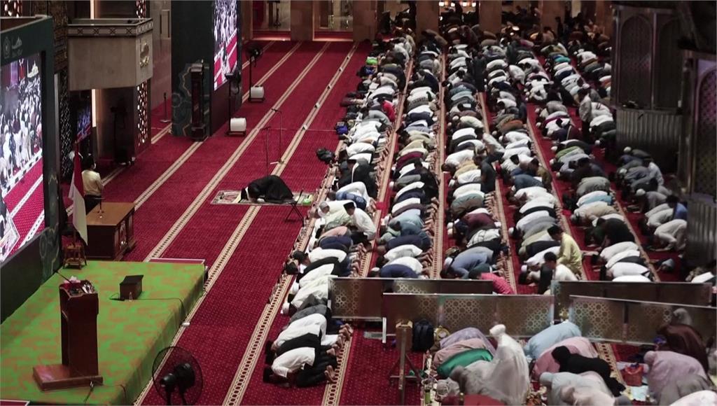伊斯蘭教進入齋戒月，印尼清真寺湧大批信徒。圖／CNN、美聯社、路透社