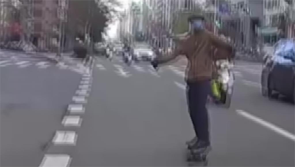 馬路溜滑板拒檢！男「剪刀腳」夾警腿.扯壞防彈背心 悲慘下場曝