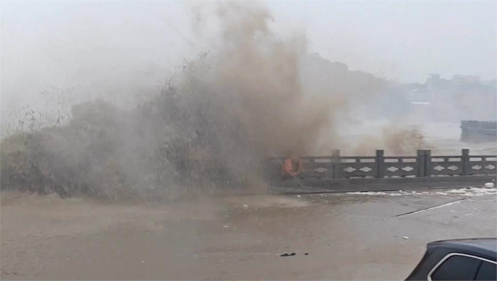 巴威浙江二次登陸！岸邊掀10米巨浪　河水暴漲釀淹水