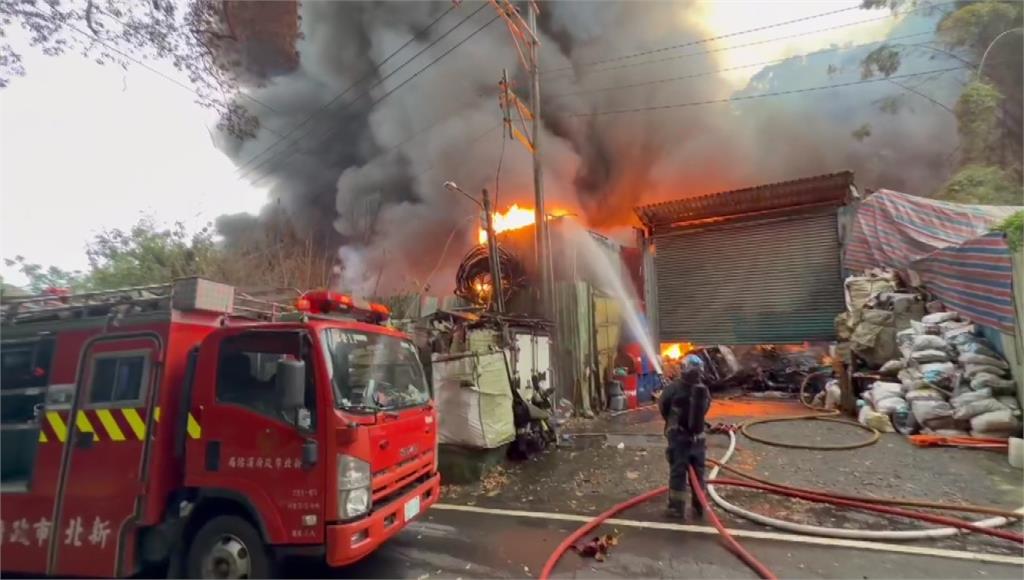 新莊鐵皮工廠大火狂燒200平方公尺 近百名消防急馳救援