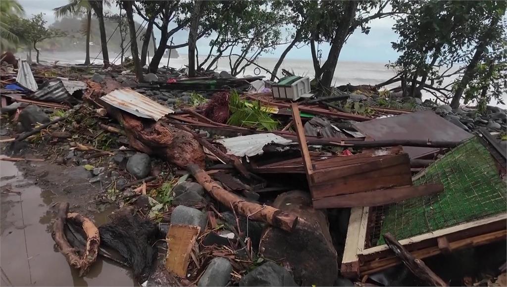 「鳳凰」颱風肆虐菲律賓！ 巨浪捲走民宅、上千棟建築被毀