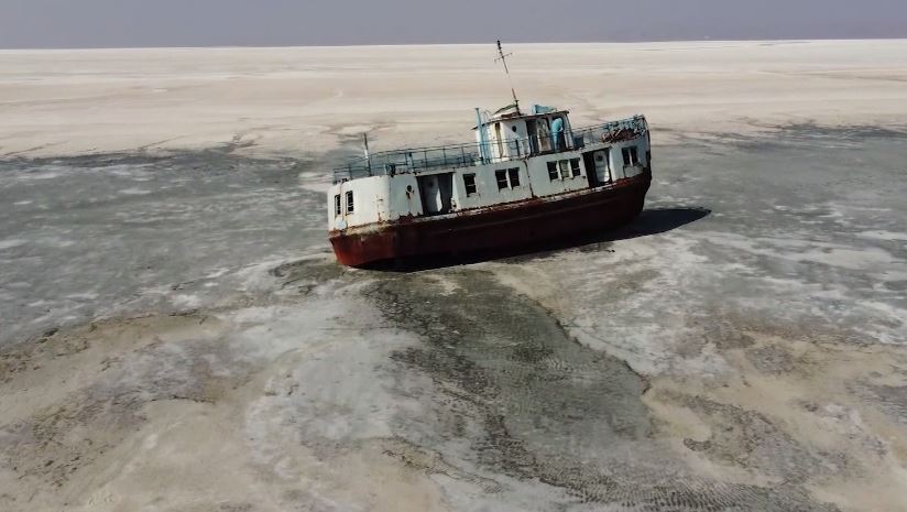 一艘廢棄的渡輪擱淺在沙漠上。圖／翻攝自CNN