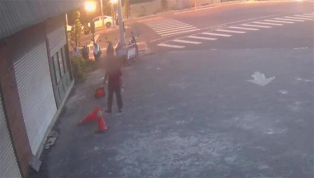 一名醉漢在花蓮國聯二路上，沿途破壞路邊車輛，並砸亂告示牌、三角錐。圖／台視新聞