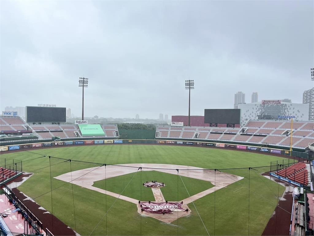 因雨勢影響，今（8）日樂天桃園棒球場賽事宣布延賽。圖／翻攝自Facebook@heartbaseball（資料畫面）