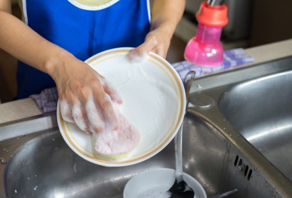 別再用海綿洗碗！細菌密度等同糞便 醫建議換成「這種」最好