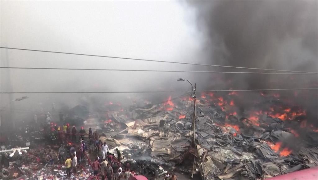 孟加拉大型成衣市場今晨爆火警。圖／路透社、美聯社