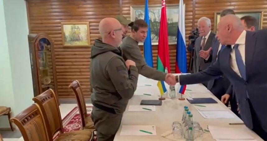 俄羅斯、烏克蘭代表團在談判開始前握手致意。圖／翻攝自AP Direct