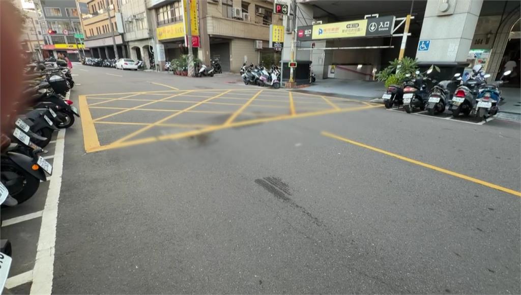 護理師過馬路遭猛撞拋飛40公尺 駕駛竟迴轉「2度輾壓」害命肇逃！