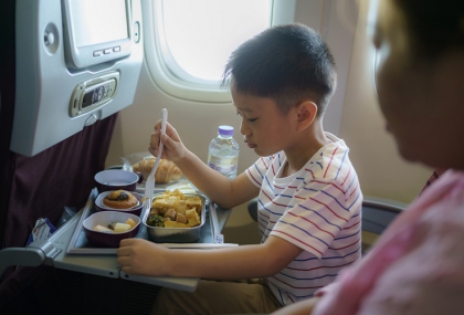 飛機毯「幾乎不洗」？機上睡前刷牙更好睡？ 舒適飛...