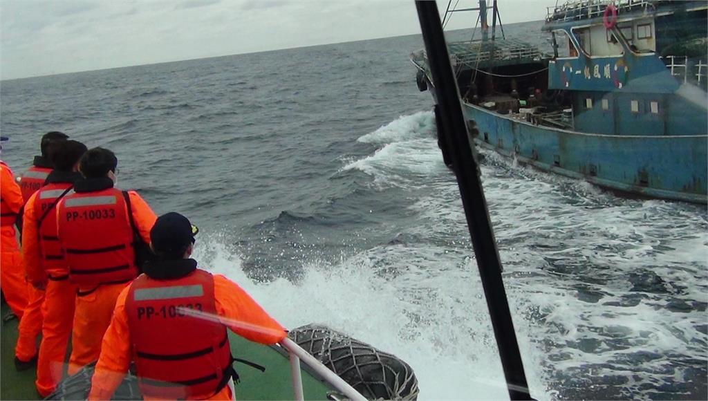 中國漁船越界捕魚，海巡署成功逮捕13人。圖／台視新聞