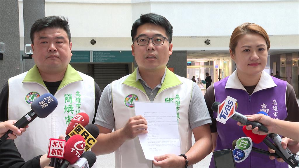 民進黨高雄市議員簡煥宗、邱俊憲及高閔琳出示報案單，要求警方介入，查出真相。