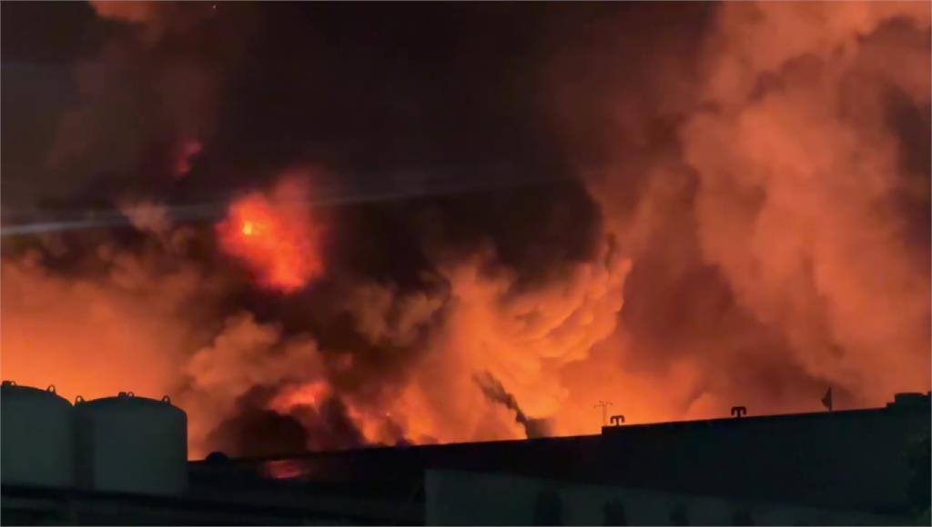 岡山工廠深夜爆炸大火！夜空染橘驚現「蕈狀雲」 消防漏夜搶救滅火