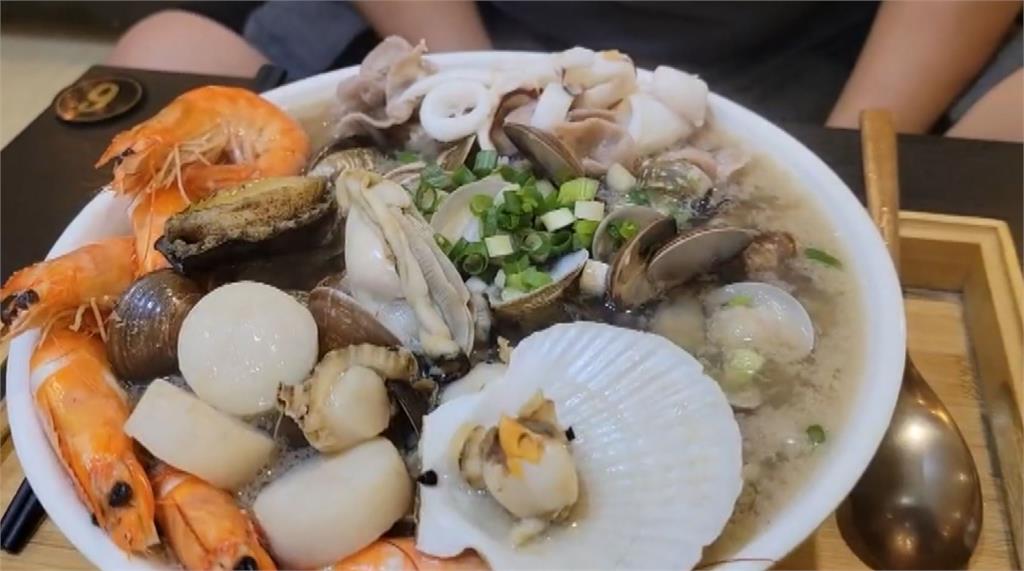 浮誇美食！海鮮鍋燒麵、蝦子炒飯份量超澎派