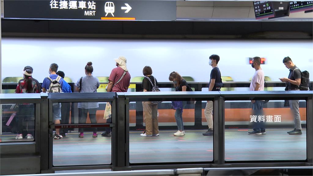 自由座旅客跑到商務車廂站立引民怨 高鐵道歉：將加強勸導