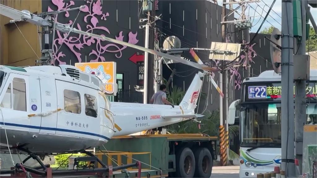 拖板車載運直升機 螺旋槳勾落電纜釀號誌故障