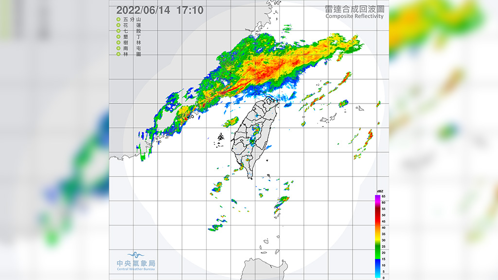 目前滯留鋒正自琉球海面向西南延伸。圖／翻攝自中央氣象局