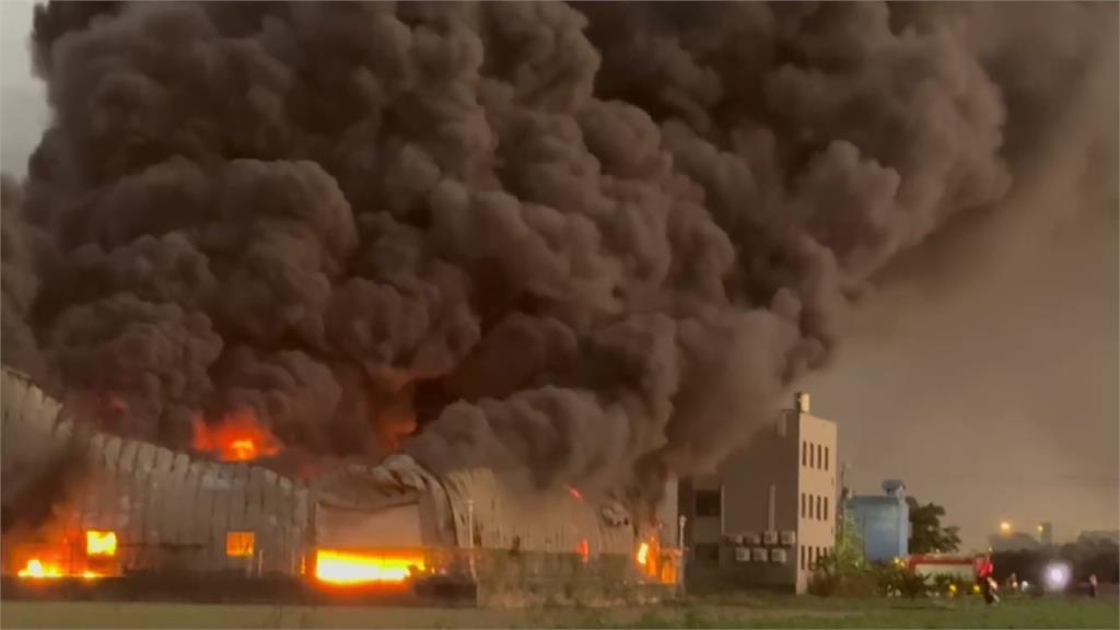 快關窗！台南安定工廠大火濃煙狂竄 南市7區、高市20區空品提醒