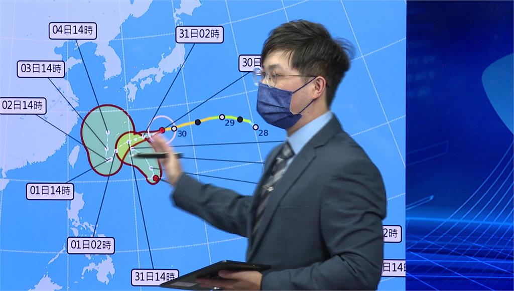 氣象局預報員趙竑說明颱風動態。圖／台視新聞