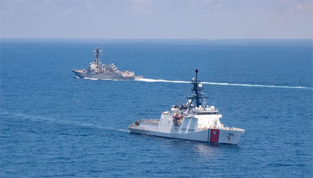 美國海軍和海岸防衛隊艦艇同時通過台海。圖／翻攝自Facebook@U.S. Pacific Fleet