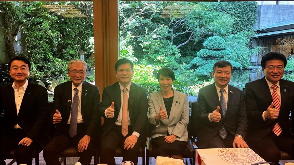 古屋圭司（左2）、林佳龍（左3）、高市早苗（右3）、李逸洋（右2）合照。圖／翻攝自Facebook@Furuya Keiji 