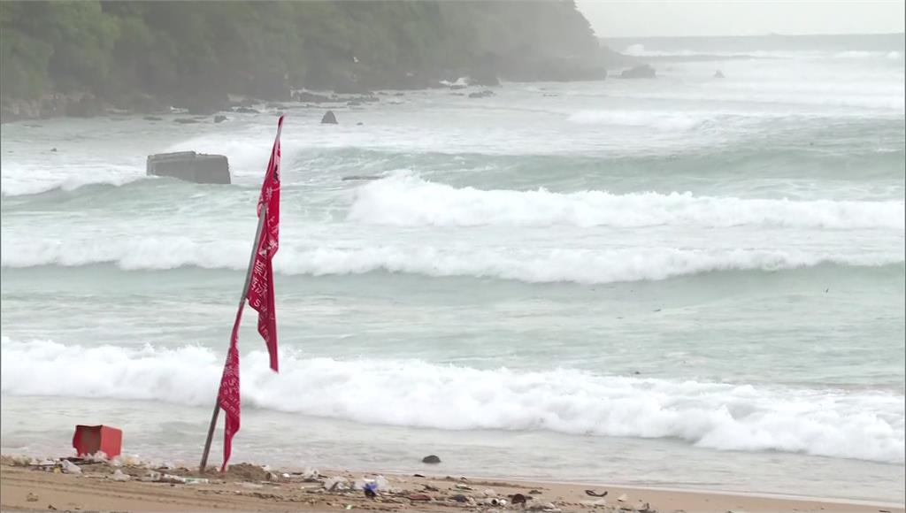 輕颱米克拉漸漸遠離，墾丁沙灘解除紅旗示警。圖：台視新聞