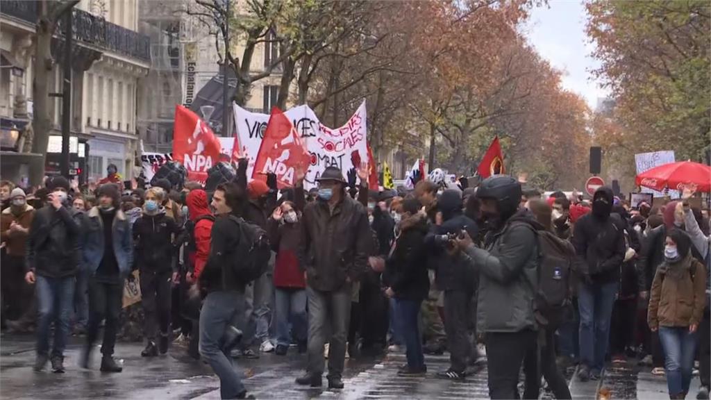 法國下議院通過整體安全法草案，引發各大城市的大規模示威暴動。圖：AP Direct
