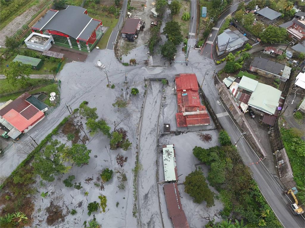 花蓮馬太鞍溪水暴漲「便橋再被沖斷」 泥水灌進明利村空拍畫面曝光！