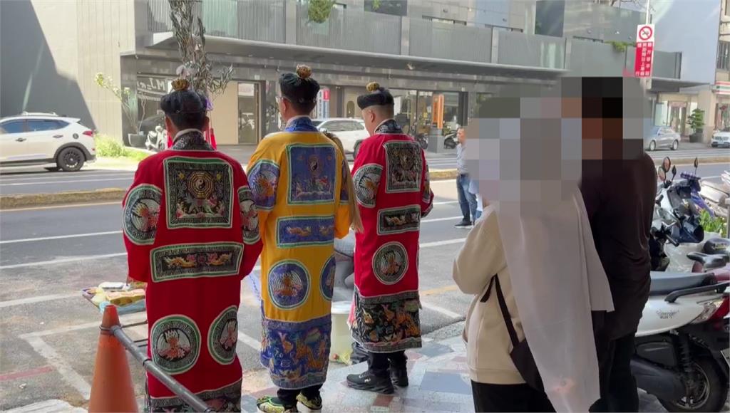 清潔員遭酒駕撞亡！家屬招魂「擲筊未果」　聽1承諾才得允杯