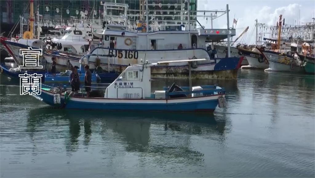 烟花颱風最快明（20）天發布海上颱風警報，宜蘭烏石港漁民把握時間，提前做好防颱準備。圖／台視新聞