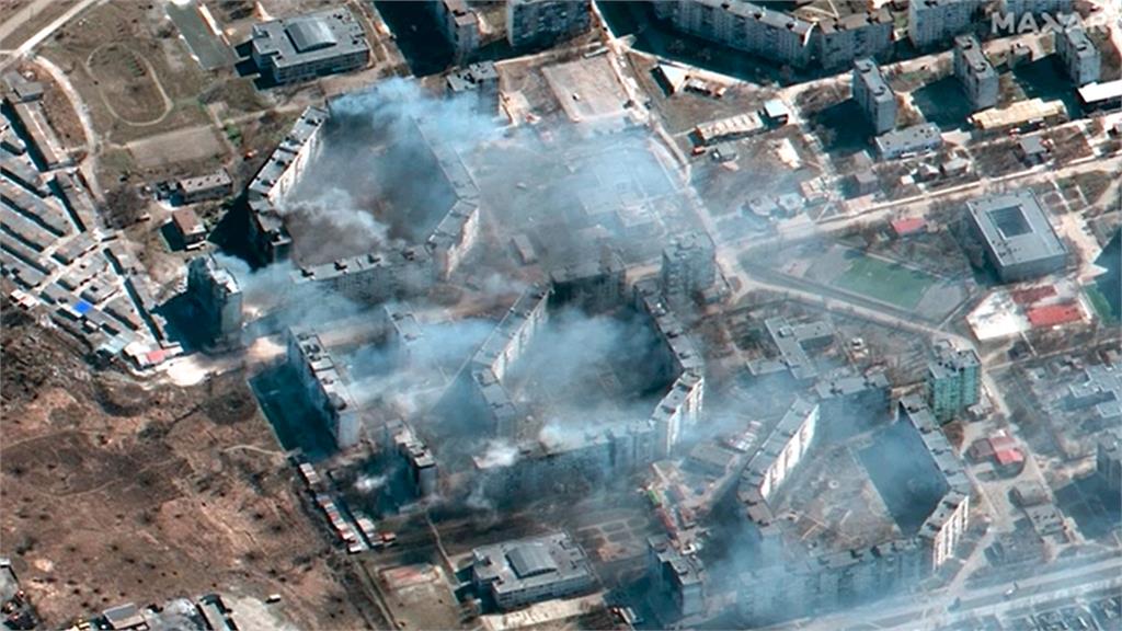 19日，馬里烏波爾東北部公寓大樓起火燃燒。圖／SATELLITE IMAGE ©2022 MAXAR TECHNOLOGIES