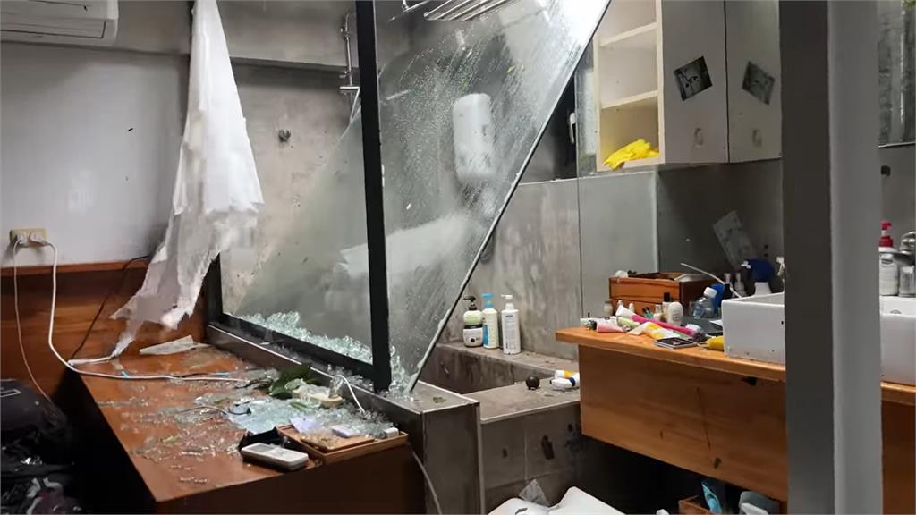 小犬颱風挾帶強風暴雨狂襲蘭嶼，有民宅的二樓天窗被吹毀。圖／顏子矞老師提供