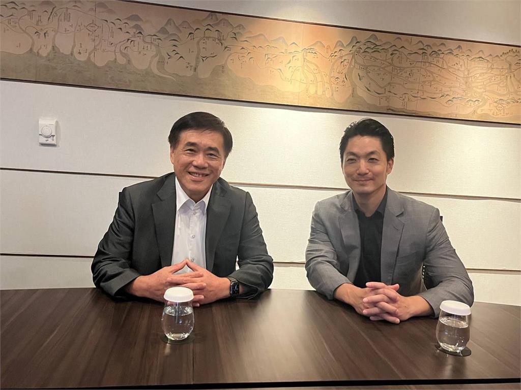 郝龍斌秀出與蔣萬安的合照。圖／翻攝自Facebook@郝龍斌