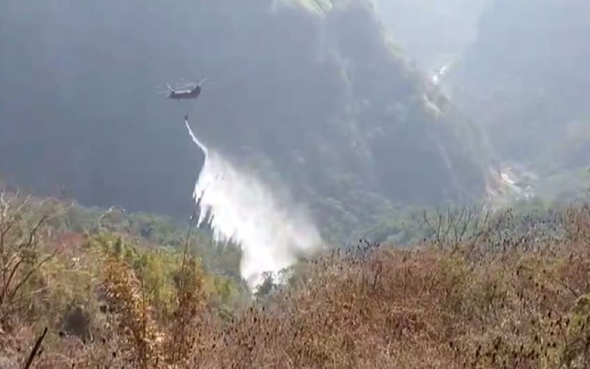 直升機投入救援，總放水量達76萬公升。圖：台視新聞