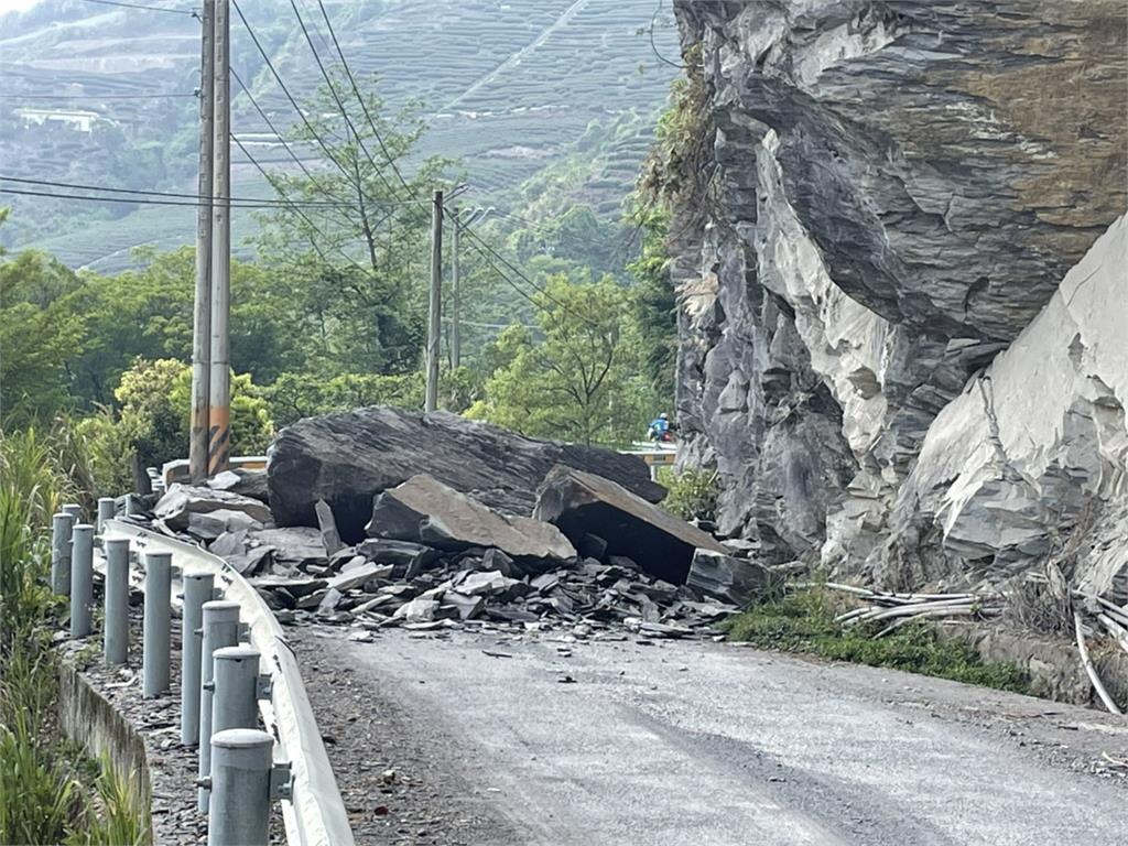 巨石擋住投89線產業道路。圖／台視新聞