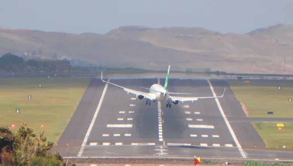 全球第3危險「馬德拉機場」降落難。圖／翻攝自YouTube@MadeiraAirport