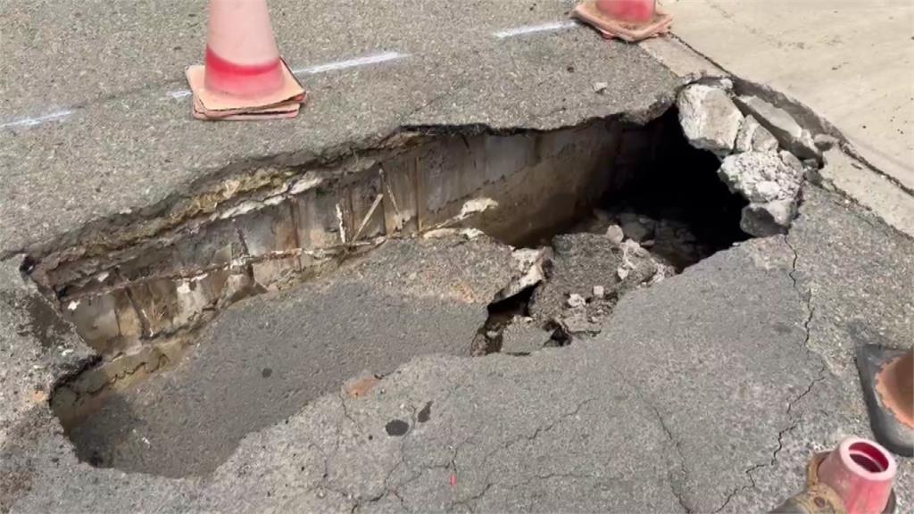 澎湖馬公市馬路驚見「大坑洞」 民眾急圍三角錐